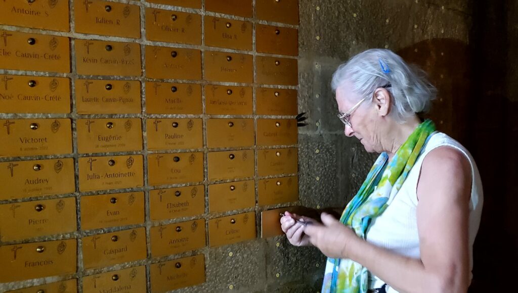 Femme posant une plaque sur un chemin de consolation pour un deuil périnatal