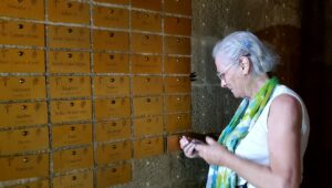 Femme posant une plaque sur un chemin de consolation pour un deuil périnatal