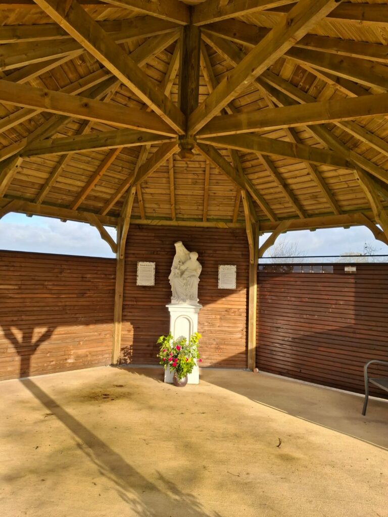 sculpture de la vierge marie au sanctuaire de la peinière - deuil périnatal