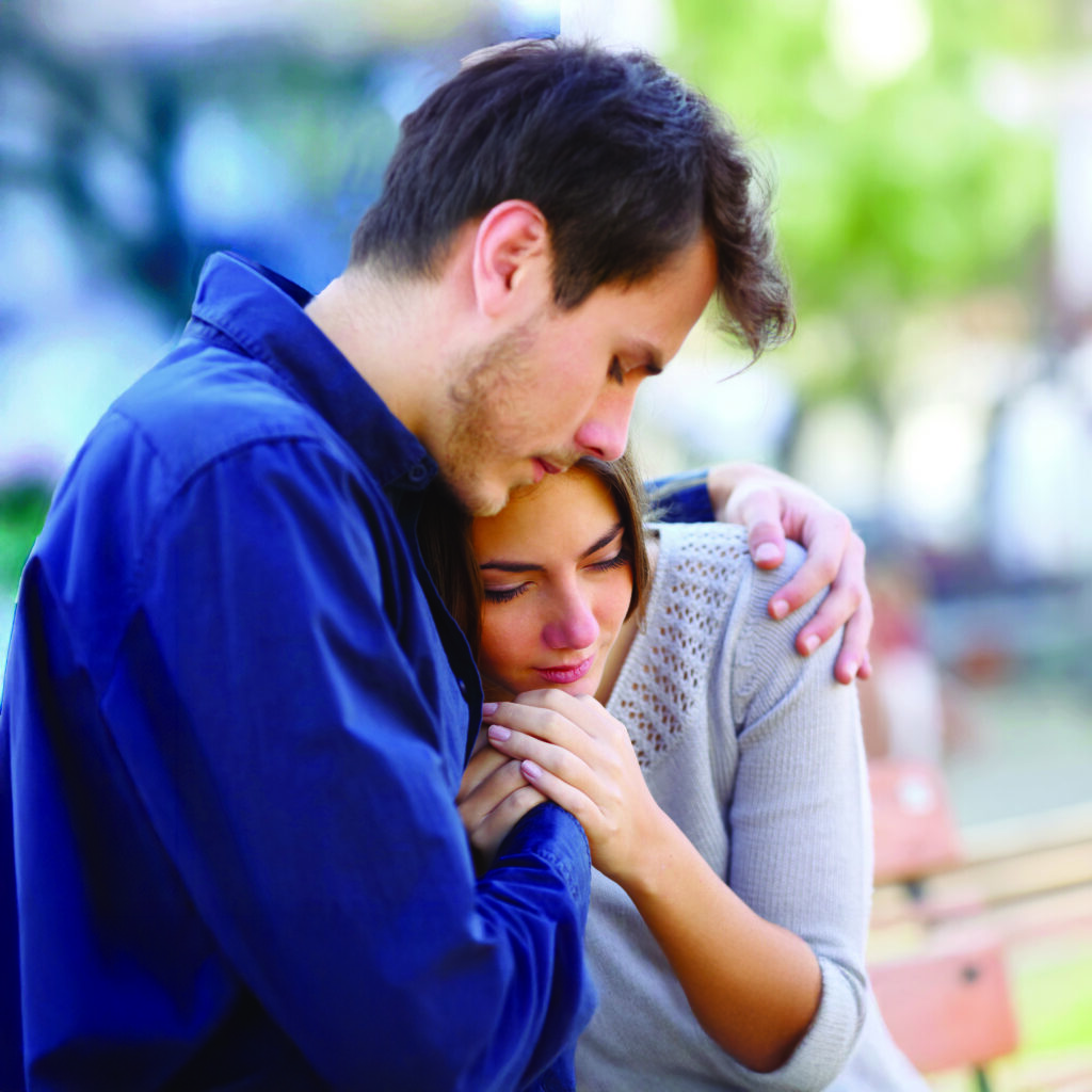 Homme consolant une femme pour un deuil périnatal lors d'une session Stabar