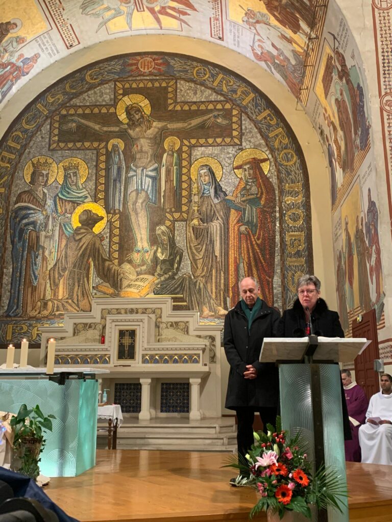 le Chemin de Consolation devant la fresque présentant la mort sur la croix du Christ