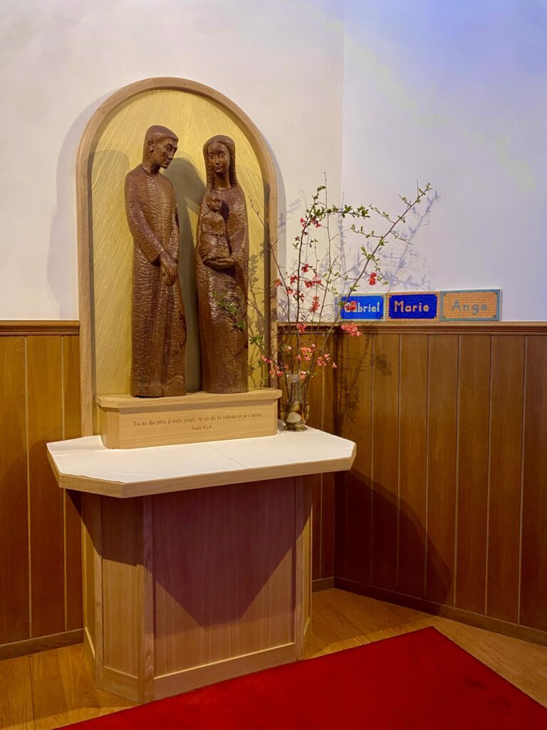 sculpture en bois de la sainte-famille acueillant la mémoire des tout-petits défunts
